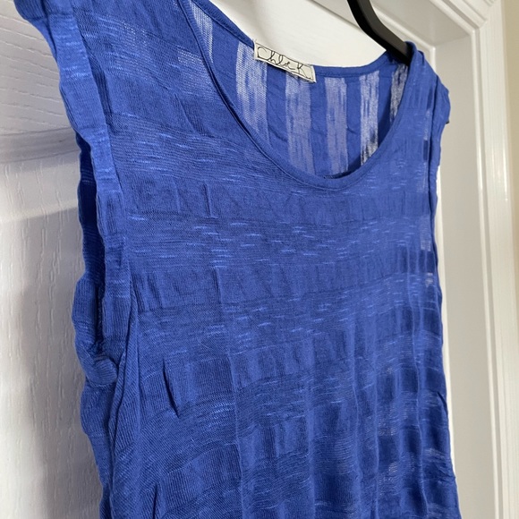 Chloe K boutique sleeveless scoop neck tee top size Medium- azure blue - Picture 2 of 6